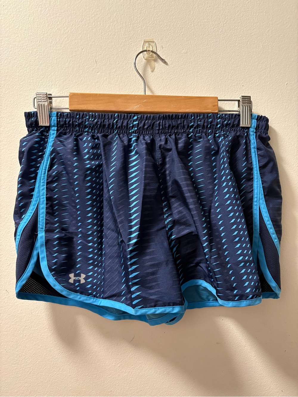 Under Armour Women’s Navy & Light Blue Athletic Shorts size Small
